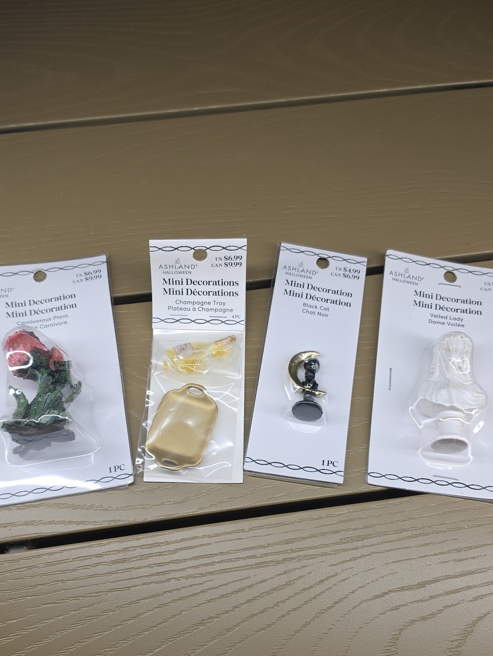 Ashland Mini Decorations Assortment – Gold, Black, White, Green